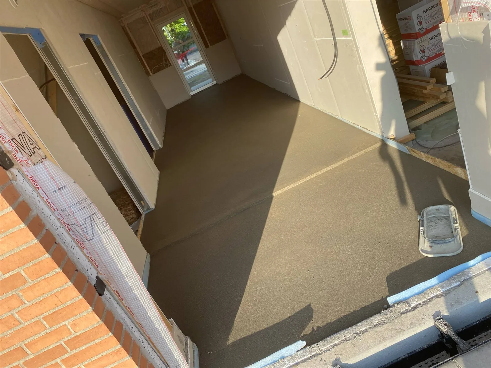 Betonuotos grindys plytų pastato patalpoje Vilniuje