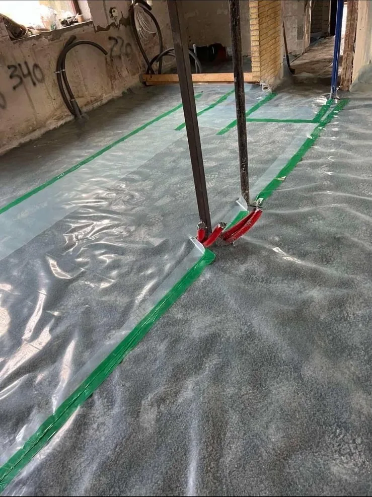 PE plėvelės klojimas su sandarinimo juostomis renovuojamame objekte Vilniuje