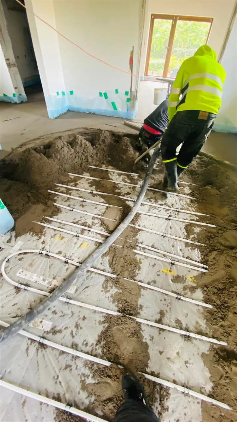 Smėlbetonio grindų betonavimas ant grindinio šildymo vamzdžių
