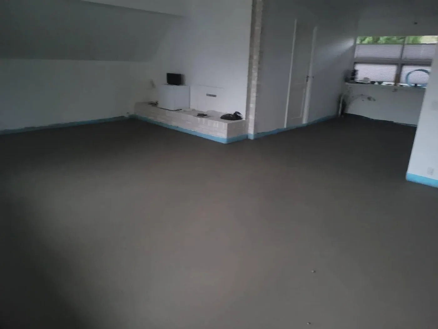 Smėlbetonio grindys didelėje patalpoje Vilniuje