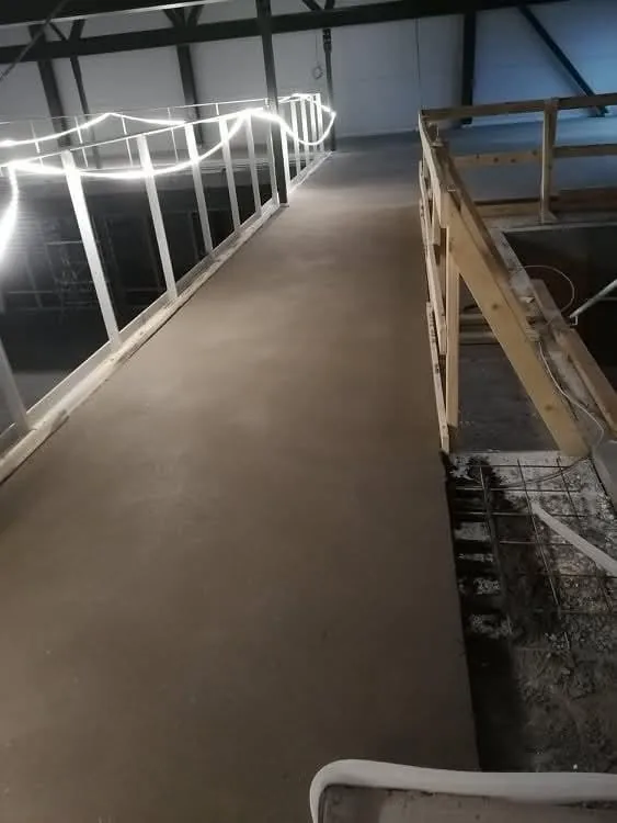 Smėlbetonio grindys pakeltoje aikštelėje