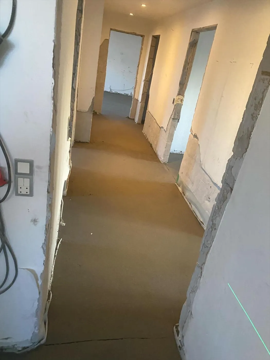 Smėlbetonio grindys džiūvimo metu renovuojamoje patalpoje