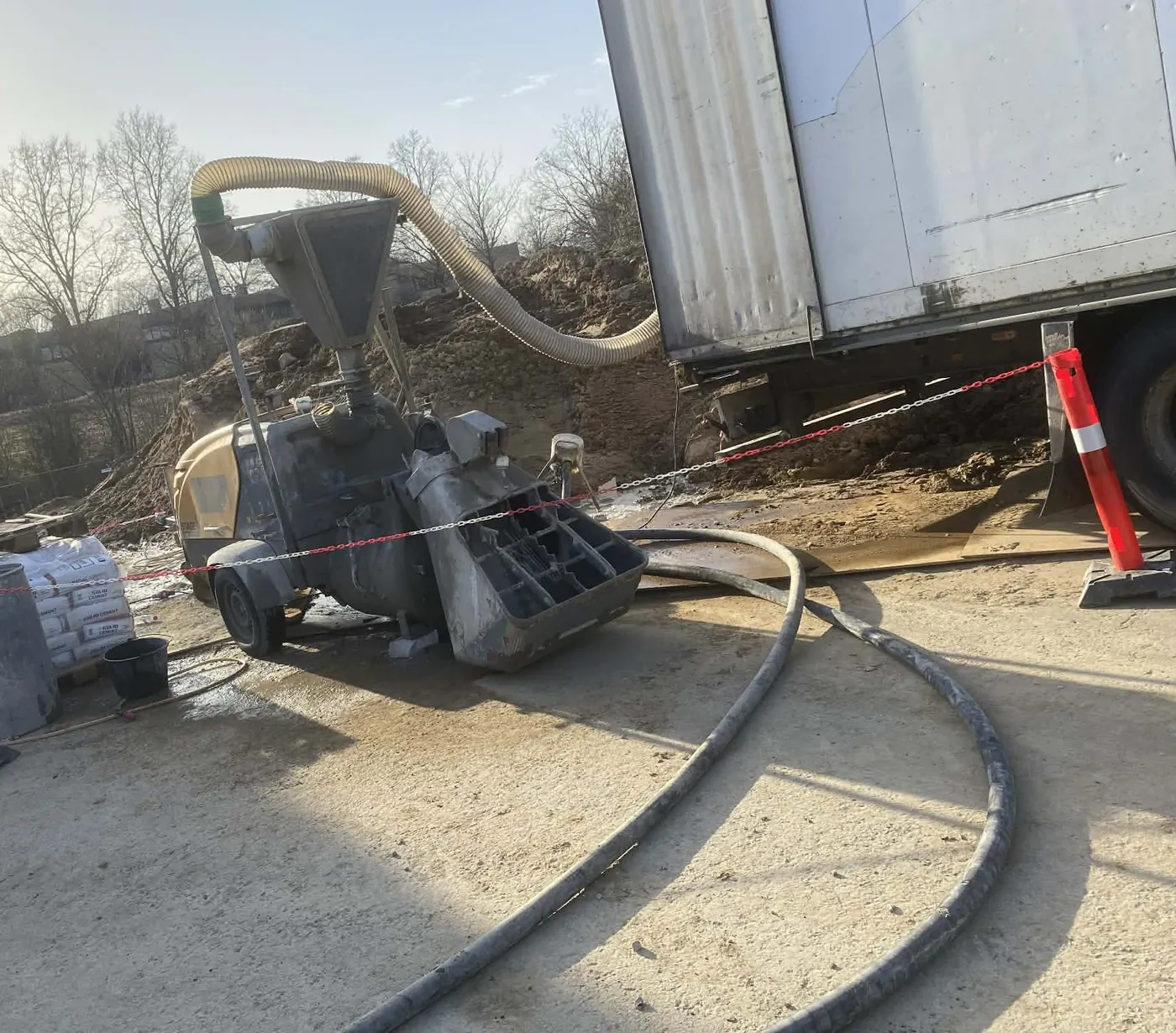 Machine for mixing and pumping EPS bead concrete outside the building